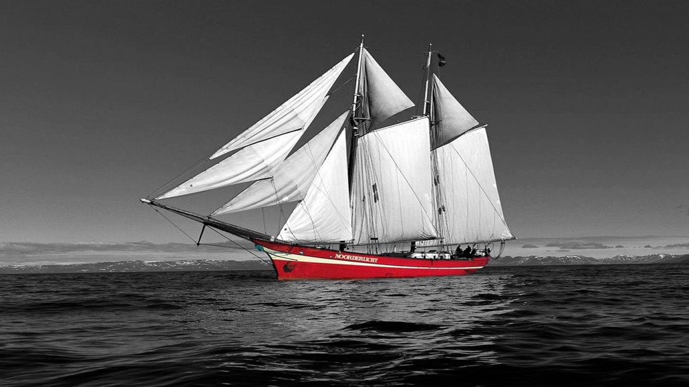 red-sailing-boat,1366x768,28627